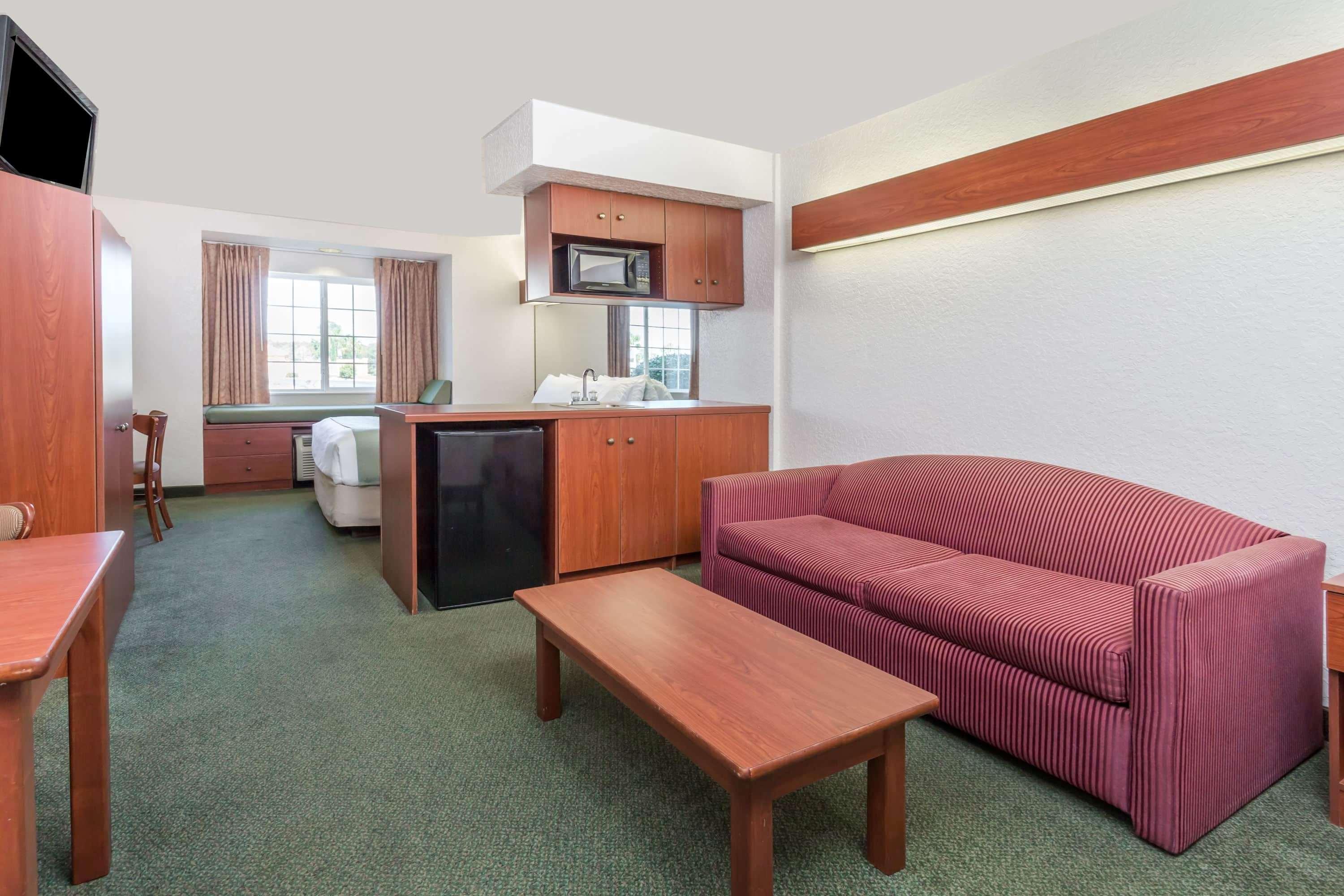 Microtel Inn & Suites Marianna Exterior photo